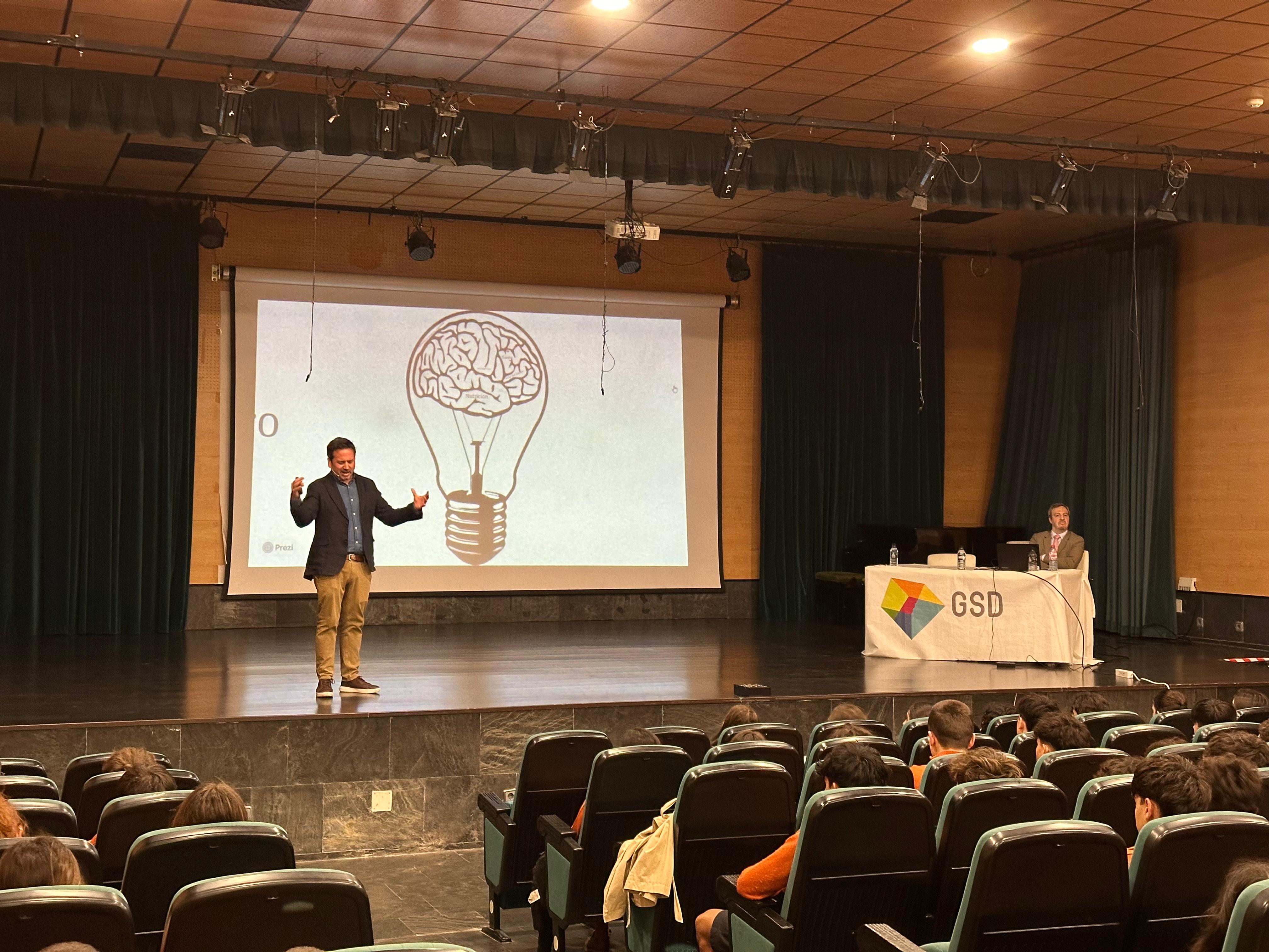 El Dr. Álvaro Bilbao imparte una amena y fructífera charla a nuestros alumnos de 4º ESO de GSD Las Rozas
