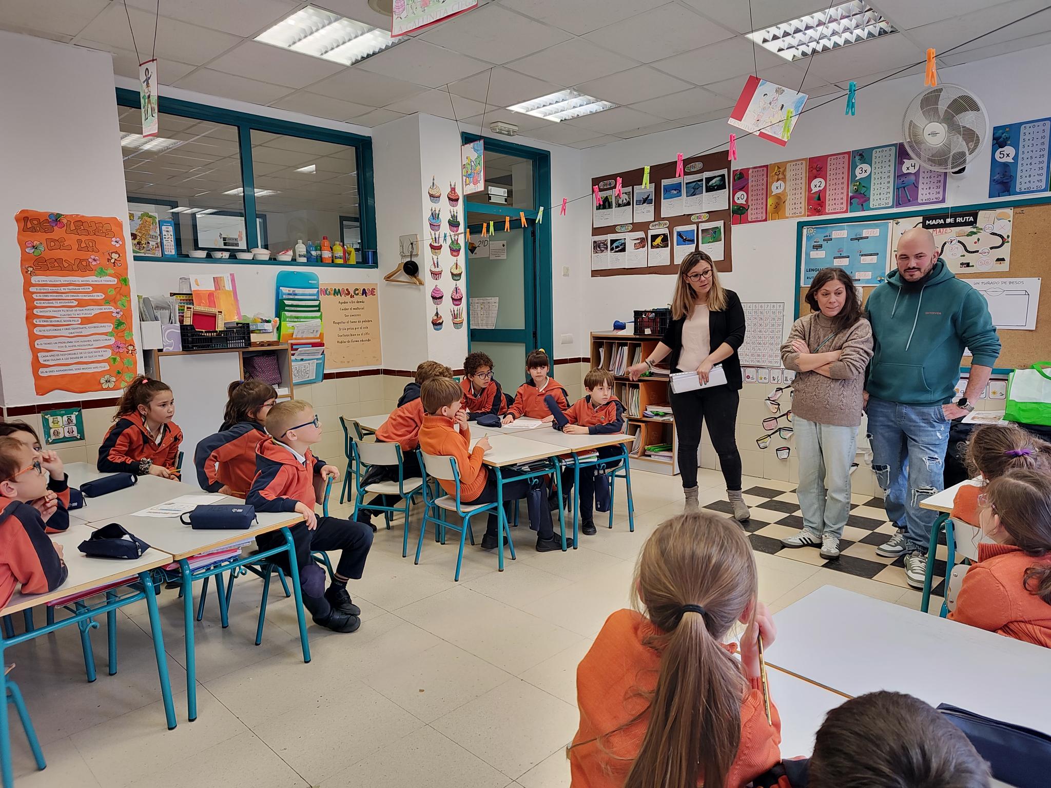 ¡Dos familias vienen al aula para salvar el recreo del cole!