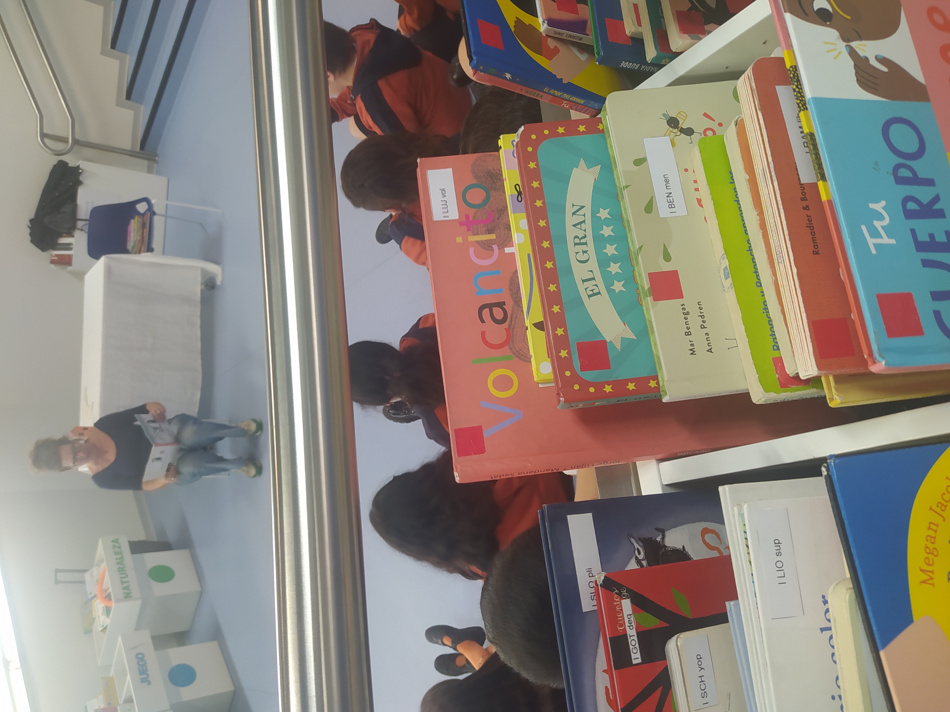 Visita a la biblioteca del barrio Gsd Vallecas