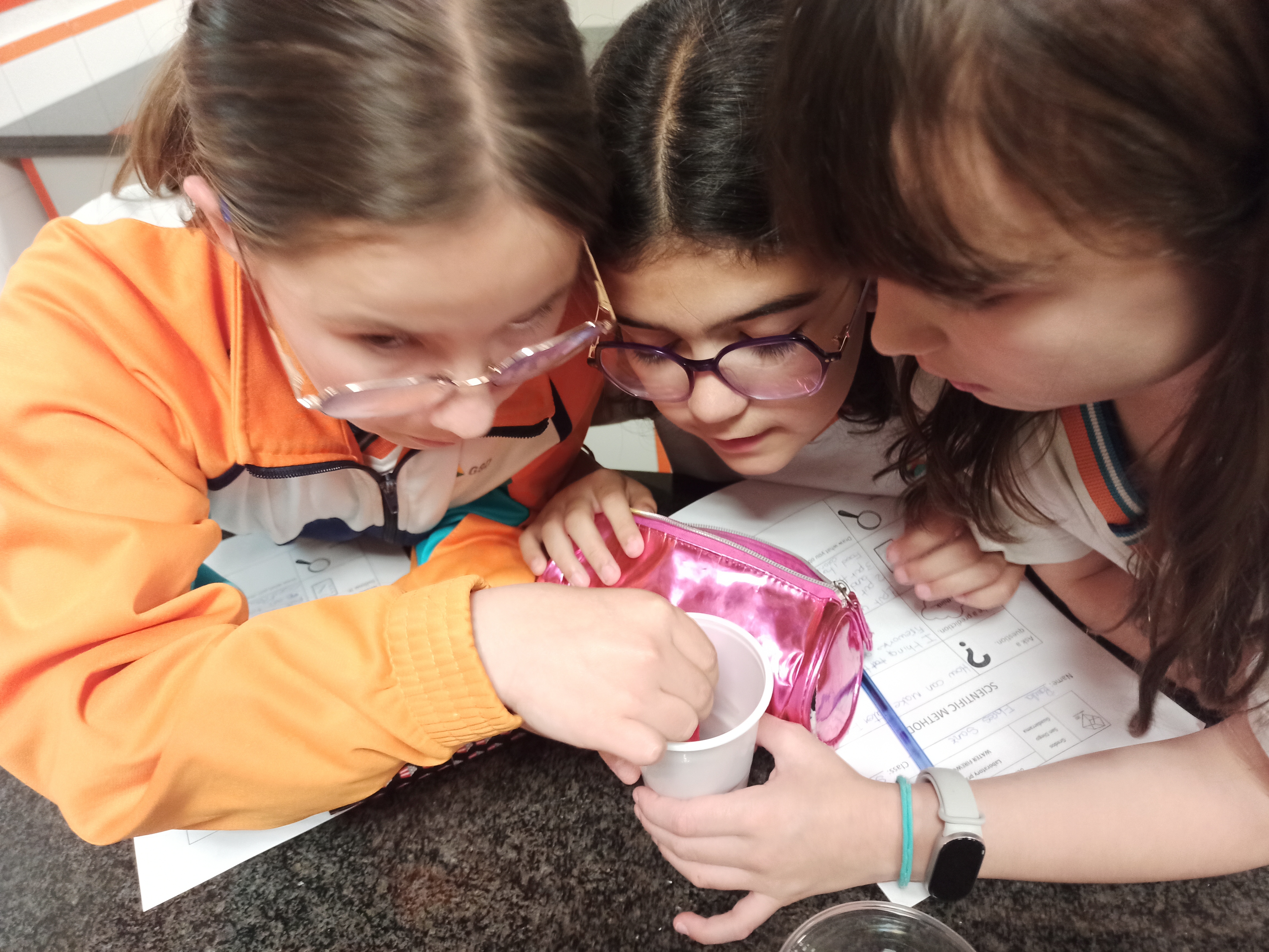 Pequeños científicos en acción: del aula al laboratorio